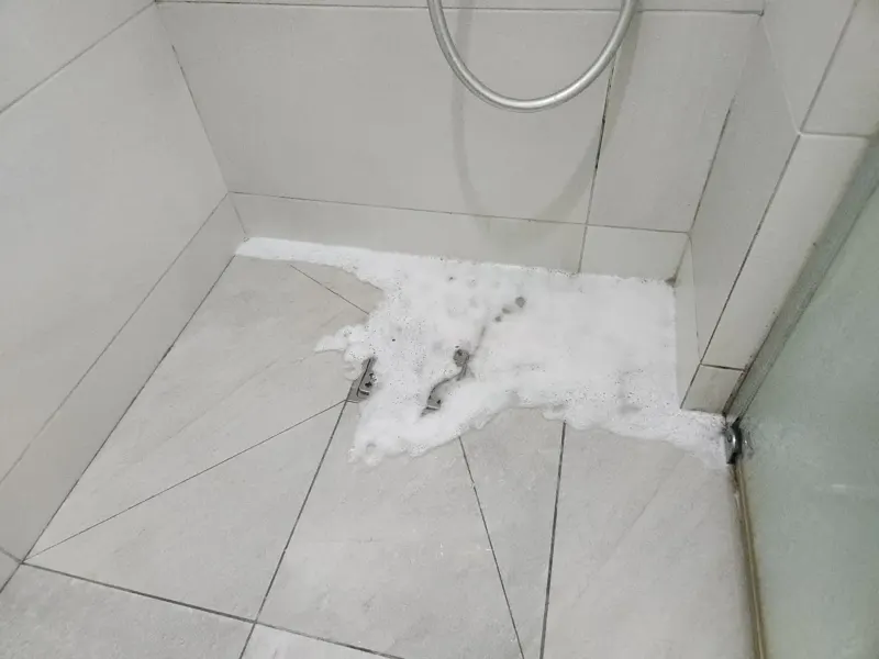 청주 서원구 배수구에서 거품 섞인 물이 올라온 샤워실 바닥