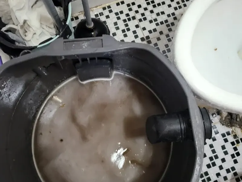 청주 서원구 석션 장비 통에 모인 오수